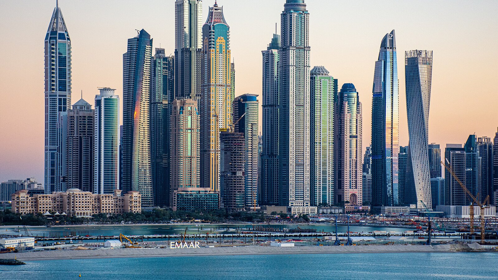 Photo: Norlando Pobre, CC BY 2.0, Wikimedia Commons Dubai, United Arab Emirates